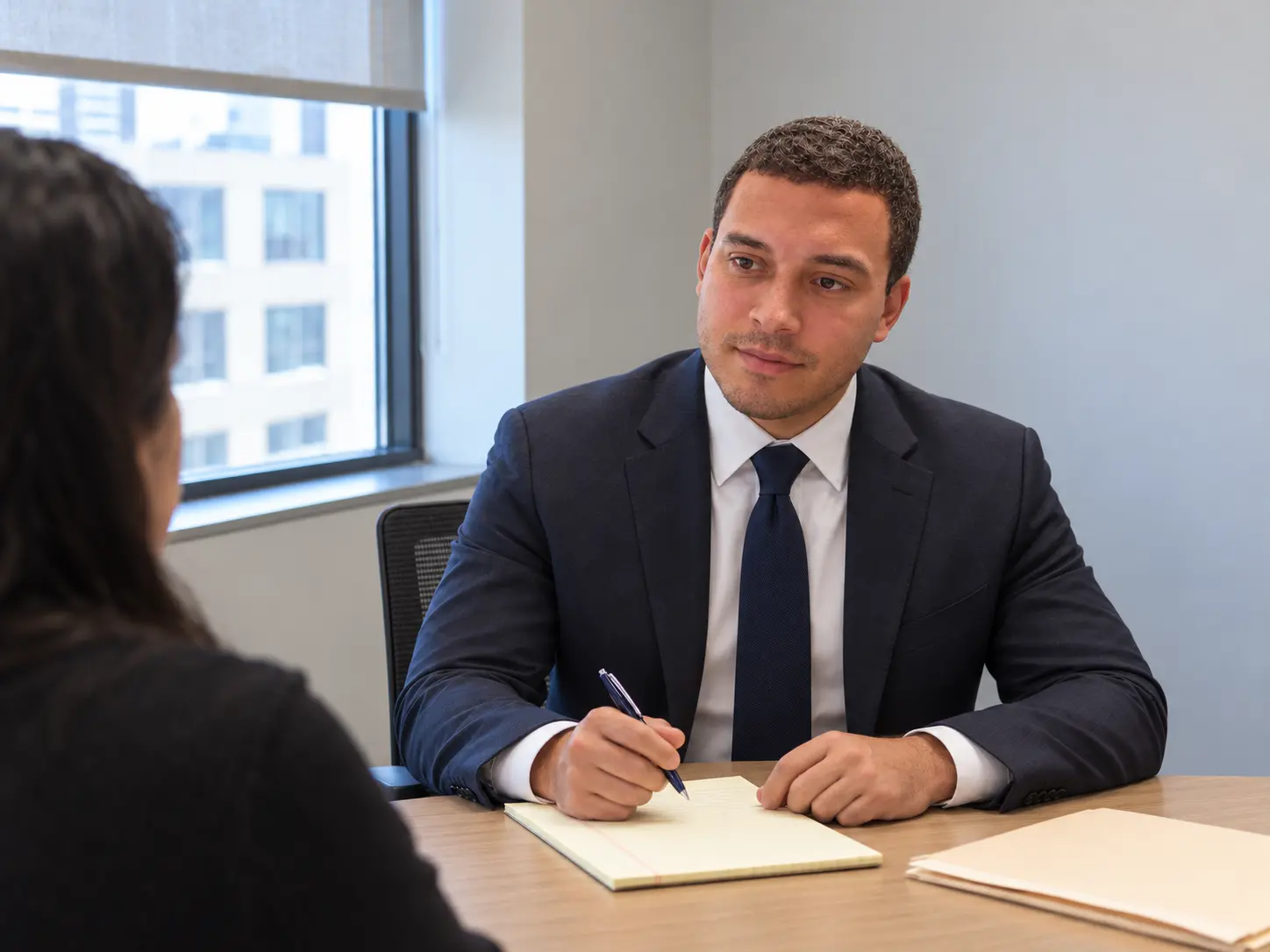 John Phillips escucha a una persona en una escena ilustrativa de consulta.